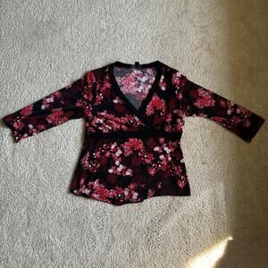Y2K Bratz Black and red floral blouse with a V-neck and 3/4 sleeves    M